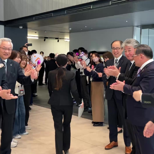 入社式後にセレブレーションウォークを実施。役員・社員が入社した新入社員を歓迎します！