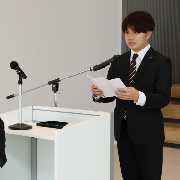 入社式での新入社員代表による挨拶。社長に対して決意表明をしております。