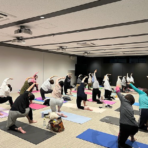 健康意識向上を目的に、ヨガの先生によるレッスンを社内で開催しました。