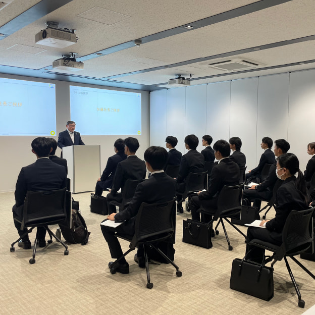 内定式の様子。毎年10月に開催します！