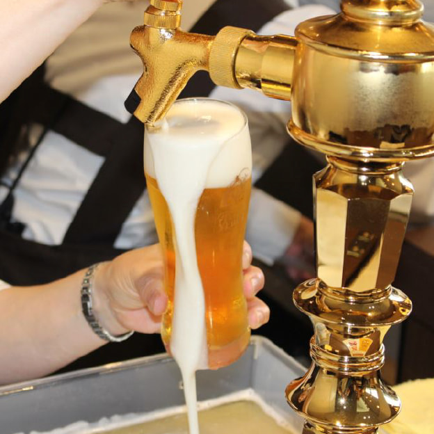 ビール工場を見学しました。見学そっちのけでビールを飲みまくる社員がいたとか（笑）