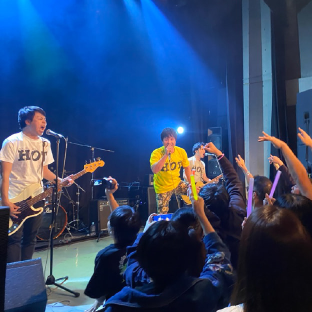 社員有志でバンドを組み、音楽イベントで披露しています。