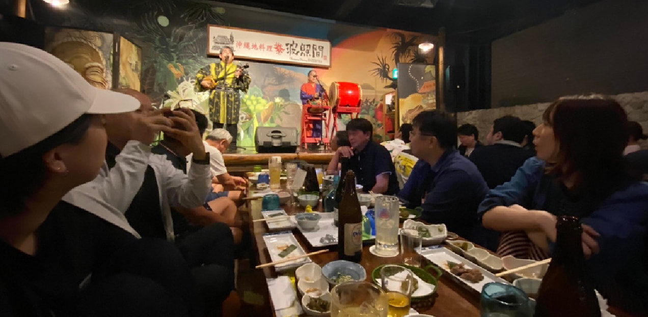 社員旅行の一幕。宴会では社員同士の交流も盛り上がりました。