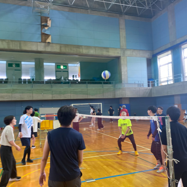 新入社員歓迎イベントの様子。ソフトバレーで親睦を深めました。